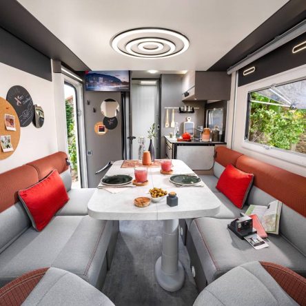 extérieur d'un X150 crossover entre un campin-car compact et un van